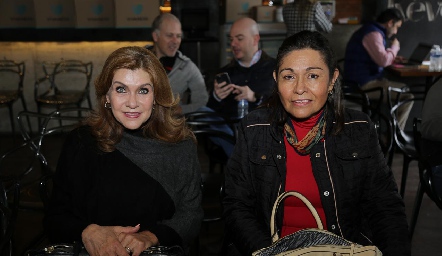 Paty Báez y Marcela Espinolo.