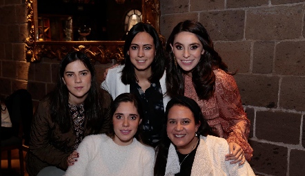  Andrea Lozano, María Berrueta, Adri de la Maza, Sofía Ascanio y Ana Paula Domínguez.