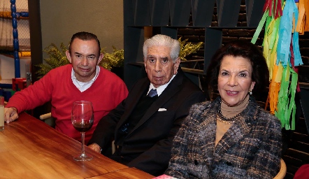 Alejandro Pérez, Abraham Tobías y Melita Gómez de Tobías.