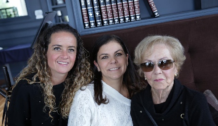  Fernanda García y Mari Tere García con su mamá Tere Ducoulombier.
