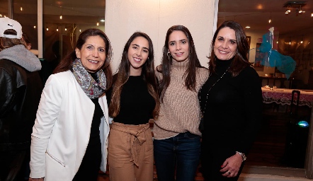 Lore con su mamá, Belinda Carrera, su cuñada Guada Álvarez y su suegra Lupita Bárcena.