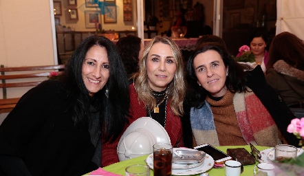  Patricia Rodríguez, Roxana Serna y Montse Gómez.