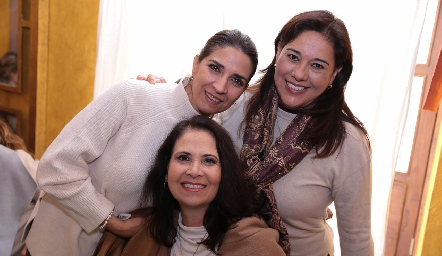  Lourdes Velázquez, Marcela Batres y Verónica Balbontín.