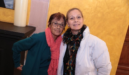  Gloria Alcocer y Claudia Guerling.