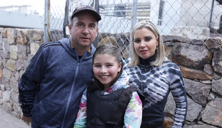  Carlos Heinze y Karla Saucedo con su hija Danna.