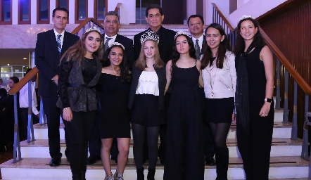 El Consejo de Administración del Club Deportivo Potosino con Katia Raitarski, reina del CDP y las princesas.