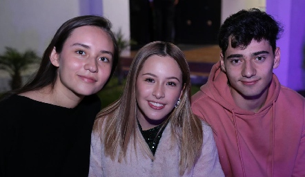  Ximena, Mariana Yoali y Daniel Mendoza.