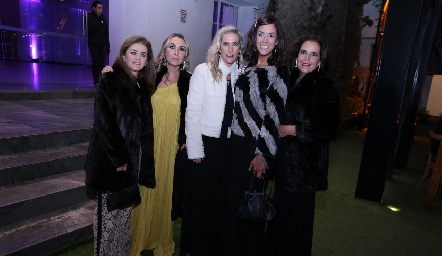  Adriana Carrera, Roxana Serna, Claudia Quiroz, Delia Iduarte y Lucila Hernández.