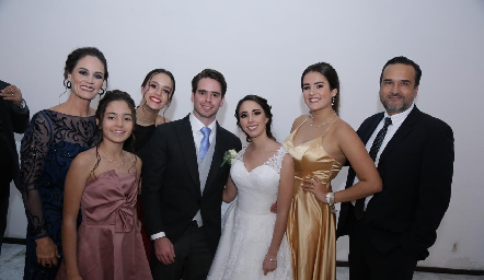  Eduardo Álvarez y Lorena Cuadra con la familia Gutiérrez Bárcena.