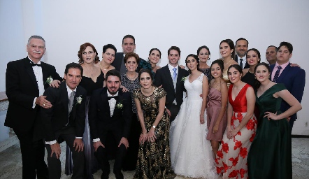  Eduardo Álvarez y Lorena Cuadra con la familia Bárcena García.