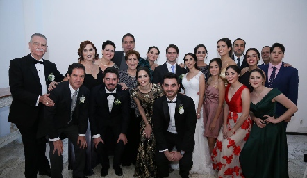  Eduardo Álvarez y Lorena Cuadra con la familia Bárcena García.