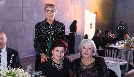  Emma Solís, Nelia Barrera  y Mireya Solís .