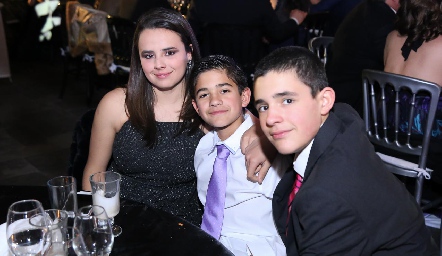  Paulina Valle, Mateo Valle y Hugo Valle.