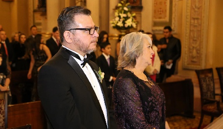  Eduardo Ramírez y Mireya Solís, papás del novio.