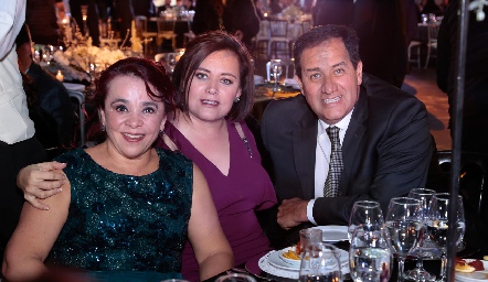  Maribel Rangel, María Luisa Monjarás y Fernando González.