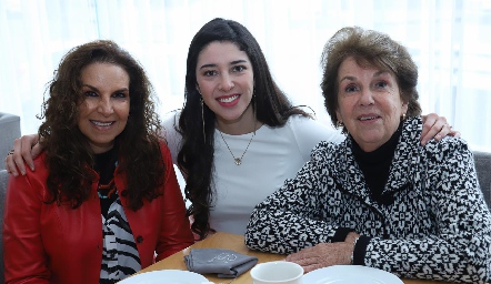  Malena Hernández, Suemi de Alba y Magdalena González.