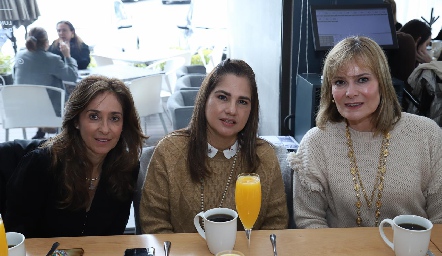  Mónica Gaviño, Margarita de Cabrera y María Amelia Vargas.