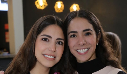  Adriana con su hermana.