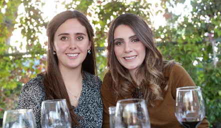  Valeria Villarreal y Angie Padrón.