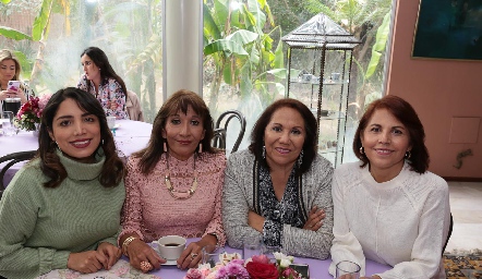 Valeria Flores, Mika Covarrubias, Graciela Poulette y Lorena Poulette.