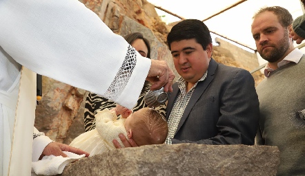  Rodrigo en brazos de sus padrinos.