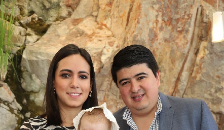  Rodrigo con sus padrino María José Berrueta y Rolando Domínguez.