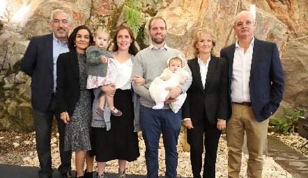  Rodrigo sus papás y sus abuelos.