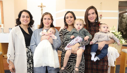  Las hermanas Berrueta Zapata con sus hijos.
