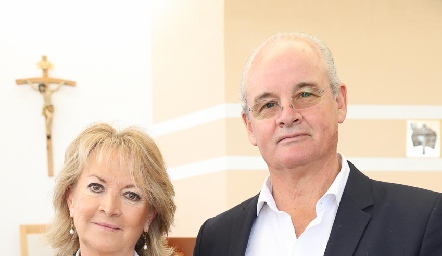  Rodrigo con sus abuelos paternos Rosa Hornedo y Carlos Aranda.