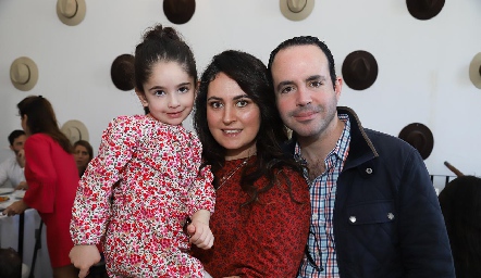  Ana Pau, Marcela Zapata y Alan Ávila.