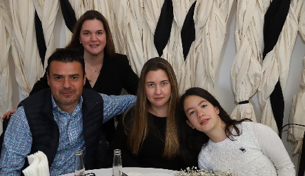  Mariana Martínez, Alejandro Ortiz, Marcela Martínez y Fernanda Ortiz.