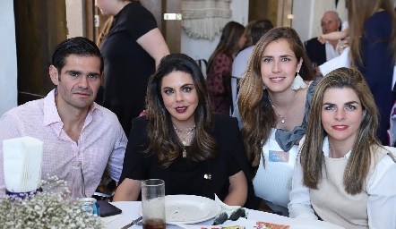  Félix González, María José Palomar, Carmelita Berrueta y Pilar Palomar.