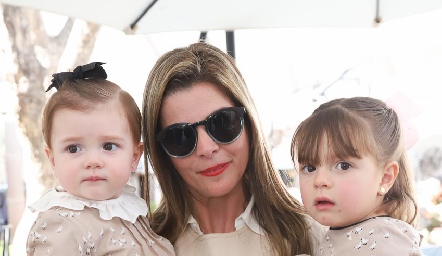  Pilar Palomar con sus hijas Pili, Carola y Valentina.
