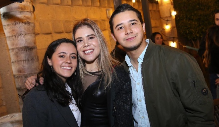  Montse García,  Melissa Arellano y Rodrigo Cuello.