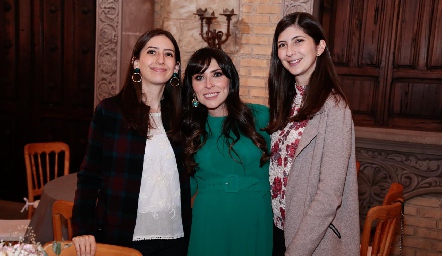  María José con sus primas, Mariana y Montserrat Álvarez.