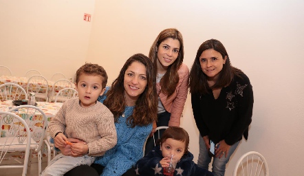  Santiago, Marcela, Imelda Martínez, Paola Félix y la pequeña Pía.