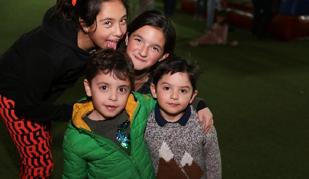  María Emilia, Daniela,  Andrés y Daniel.