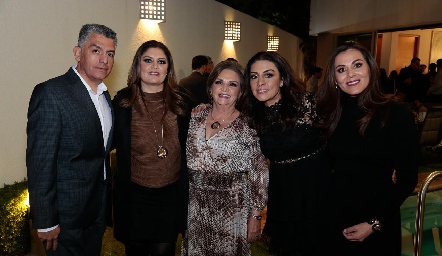  Pepe Suárez, Claudia Suárez, Magdalena de la Garza, Mayela Suárez y Fabiola Aguilar.