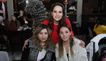  Adriana Salinas, Claudia Lizaola y Sabrina Soberón.