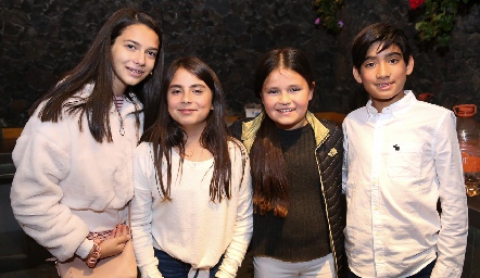  Mariana Abud, Sofía Barrón, Camila y Sebastián Salinas .