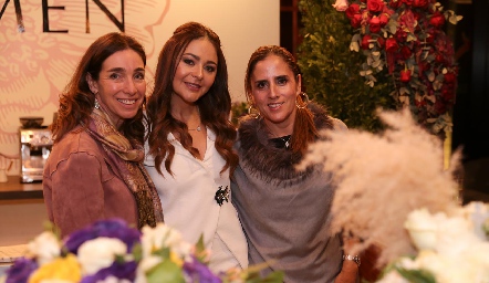  Mary Carmen Casas, Giovanna Araujo y Griseada Ruiz.