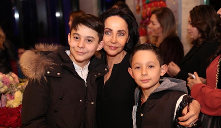  Giovanna Montañer con sus nietos Francisco y Pablo.