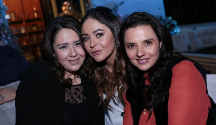  Claudia Rodríguez, Giovanna y Brenda Castillejos.