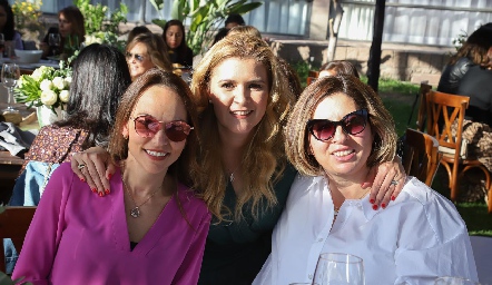  Yuya González, Paola Vázquez y Natalia de León.