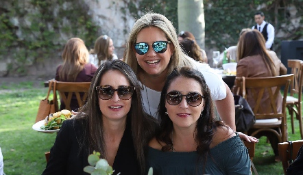  Gaby Acosta, Daniela Benavente y Adriana Calderón.