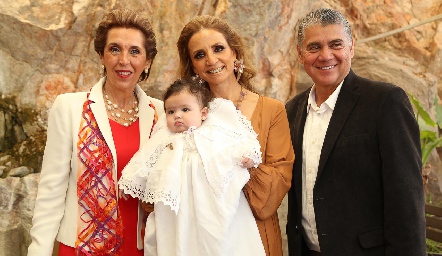  Eugenia Ramírez Martell con sus abuelos Lourdes Abella, Beatriz Rangel y Mario Martell.