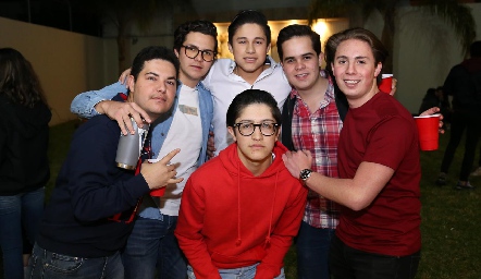  Armando y Diego Trujillo con sus amigos.