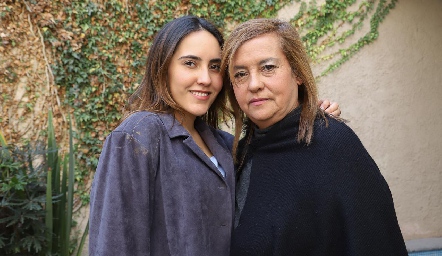 Ana Sofía Ayech con su mamá Patricia González.