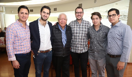 El cumpleañero con sus nietos, Alejandro, Sebastián, Rodrigo, Jorge, Andrés y Rodrigo Villasana.
