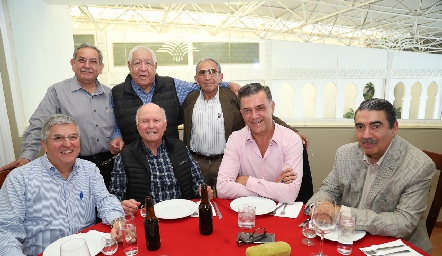  Rodrigo Villasana con sus amigos.